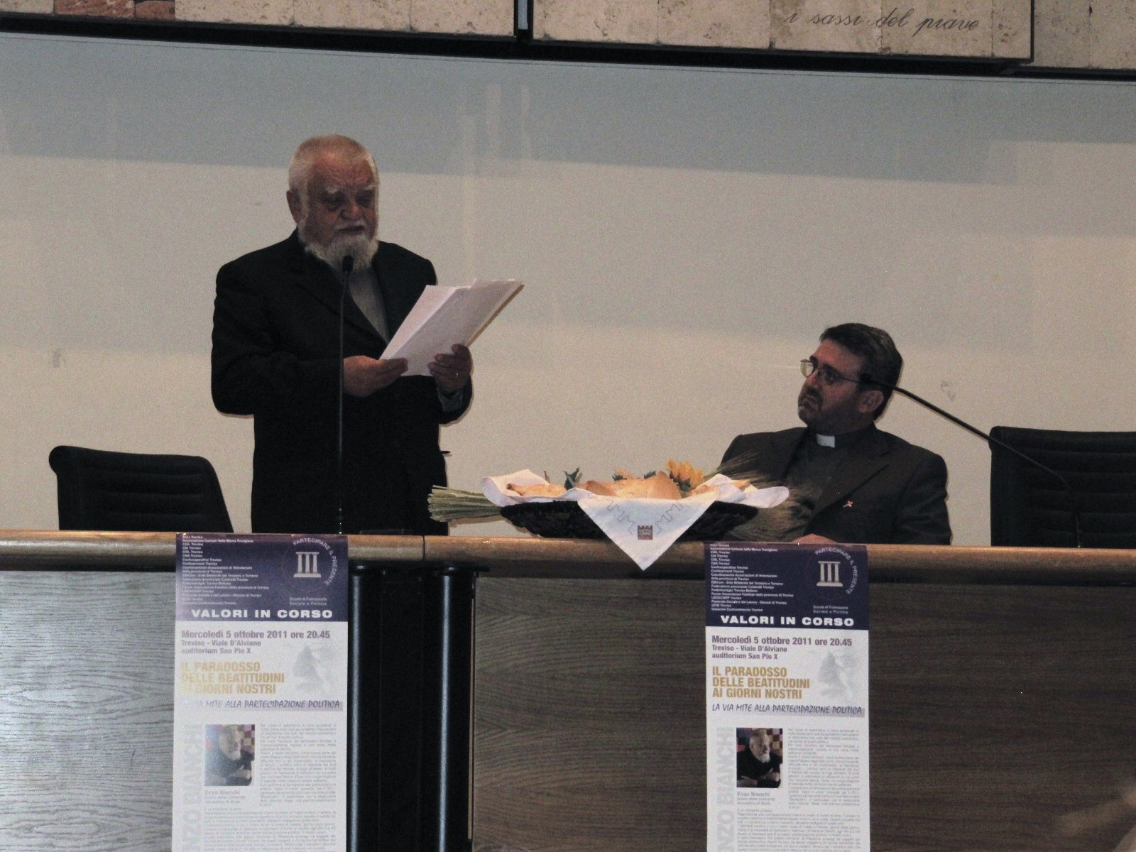 L' omaggio a Padre Enzo Bianchi 